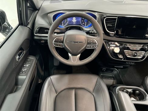 New 2025 Chrysler Voyager LX image 19