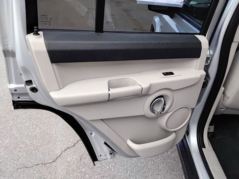 Used 2006 Jeep Commander Limited w/ Trailer Tow Group IV image 19