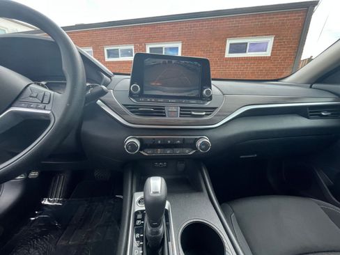 Used 2025 Nissan Altima 2.5 SV FWD image 17