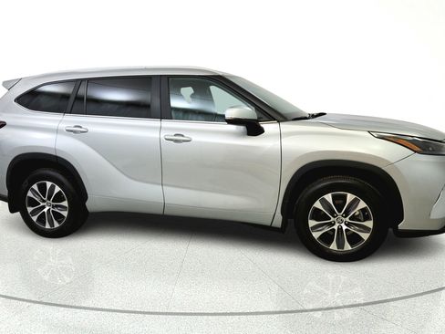 Used 2023 Toyota Highlander XLE AWD/4WD image 8