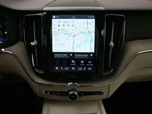 Used 2023 Volvo XC60 B5 Plus image 12