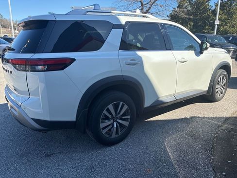 Used 2023 Nissan Pathfinder SL w/ Lighting Package (N92) image 3