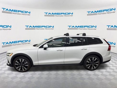 Used 2020 Volvo V60 T5 Cross Country image 2