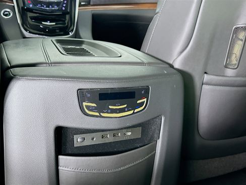 Used 2019 Cadillac Escalade Premium Luxury image 34