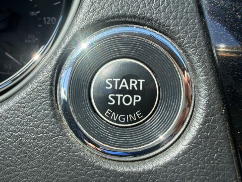 Used 2017 Nissan Rogue SV AWD/4WD image 18