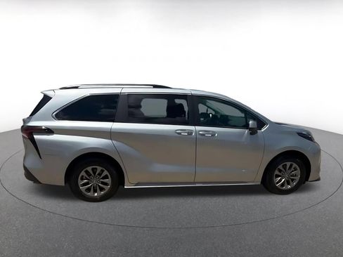 Used 2025 Toyota Sienna XLE FWD image 13