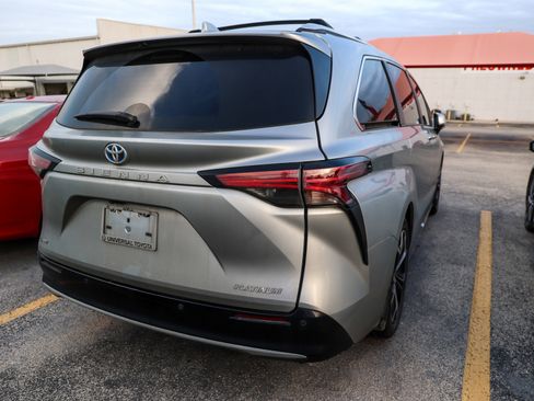 Used 2025 Toyota Sienna Platinum FWD image 8