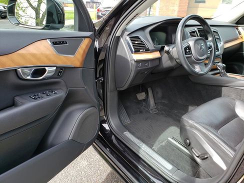Used 2021 Volvo XC90 T6 Momentum AWD/4WD image 4