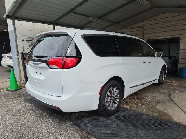 Used 2020 Chrysler Pacifica Touring-L Plus w/ Advanced Safetytec Group FWD image 3