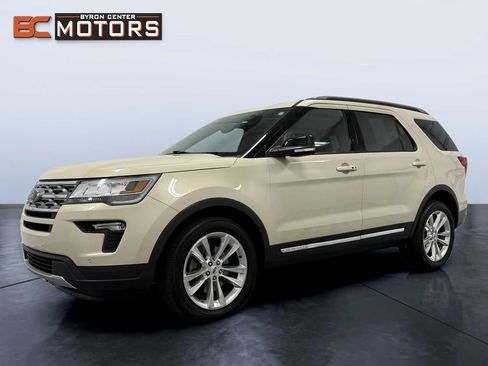 Used 2018 Ford Explorer XLT w/ Equipment Group 202A AWD/4WD image 2