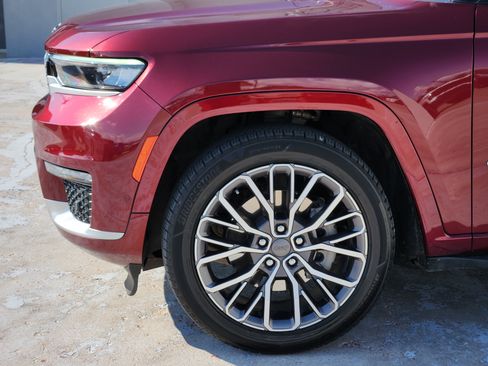 Used 2023 Jeep Grand Cherokee L Summit AWD/4WD image 9