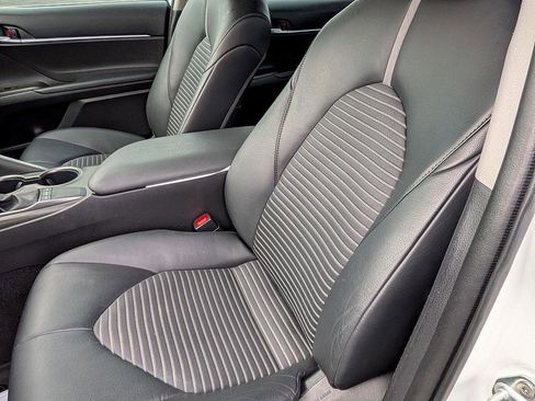 Used 2022 Toyota Camry SE w/ Convenience Package image 16