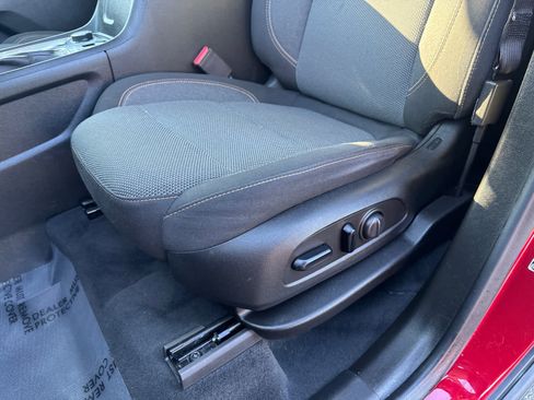 Used 2021 Chevrolet Traverse LT image 15