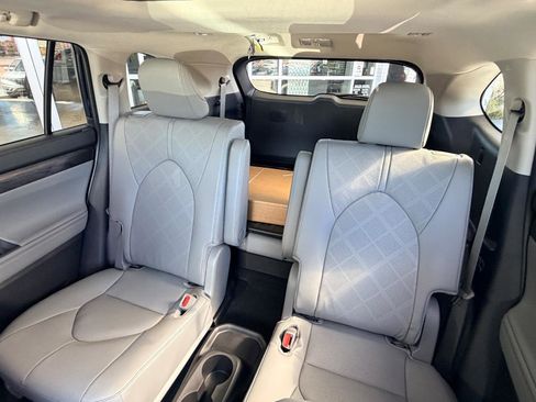 New 2026 Toyota Highlander Platinum image 22