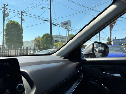 Used 2025 Nissan Rogue SV FWD image 37