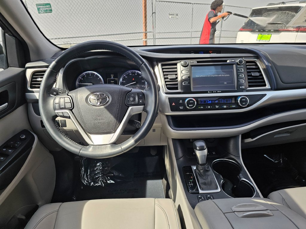 Used 2016 Toyota Highlander XLE AWD/4WD image 18