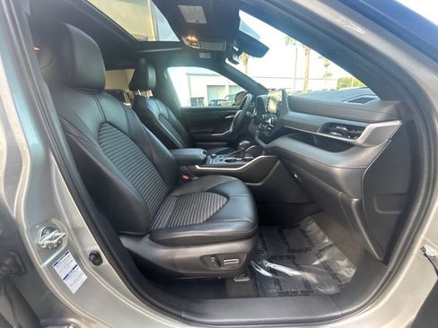 Used 2022 Toyota Highlander XSE image 24