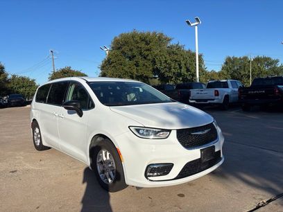 Used 2024 Chrysler Pacifica Touring-L