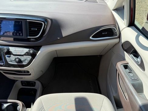 Used 2018 Chrysler Pacifica Touring Plus FWD image 19