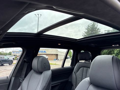 Used 2022 BMW X7 xDrive40i w/ M Sport Package AWD/4WD image 18
