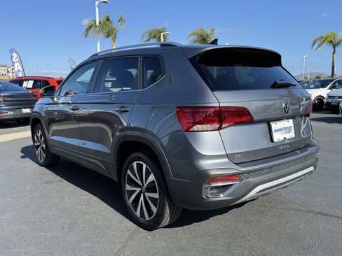 Used 2024 Volkswagen Taos SE w/ Panoramic Sunroof Package FWD image 6