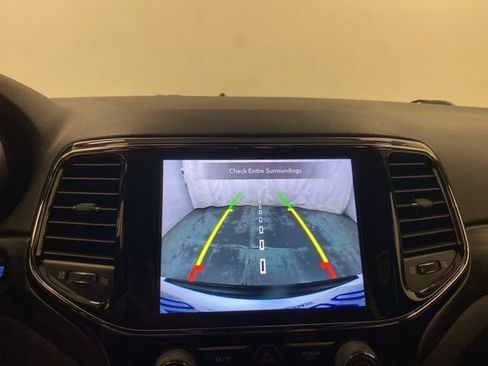 Used 2021 Jeep Grand Cherokee Laredo X AWD/4WD image 16