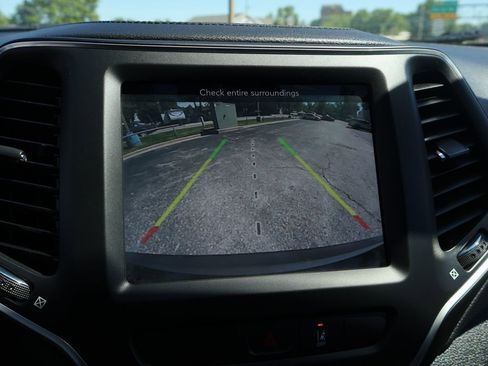 Used 2022 Jeep Cherokee Latitude w/ Sun & Sound Group AWD/4WD image 36