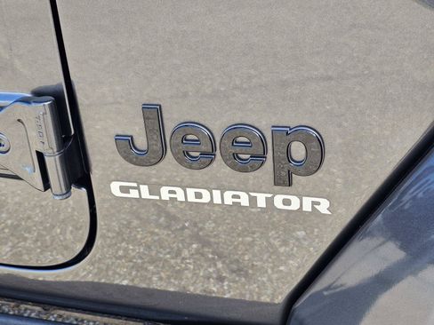 Used 2021 Jeep Gladiator Overland AWD/4WD image 7