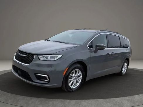 Used 2022 Chrysler Pacifica Touring-L FWD image 3