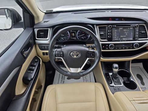 Used 2019 Toyota Highlander XLE image 16