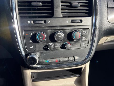 Used 2014 Dodge Grand Caravan SXT image 19