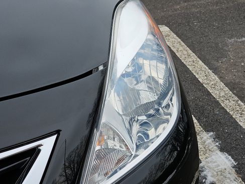 Used 2014 Nissan Versa SV image 9