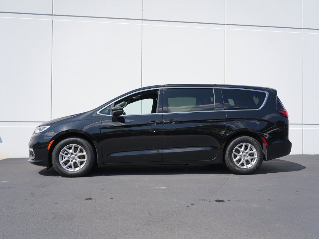 Used 2025 Chrysler Pacifica Select FWD image 7