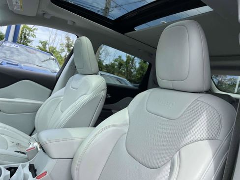 Used 2019 Jeep Cherokee Limited image 9