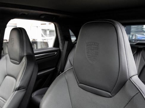Certified 2023 Porsche Cayenne Turbo image 23