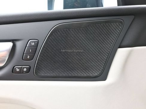 Used 2023 Volvo XC60 B5 Plus AWD/4WD image 26