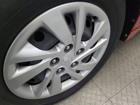 Used 2019 Hyundai Elantra SE image 31