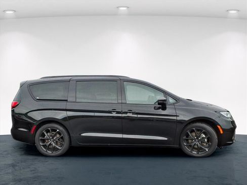 Used 2025 Chrysler Pacifica Limited FWD image 8