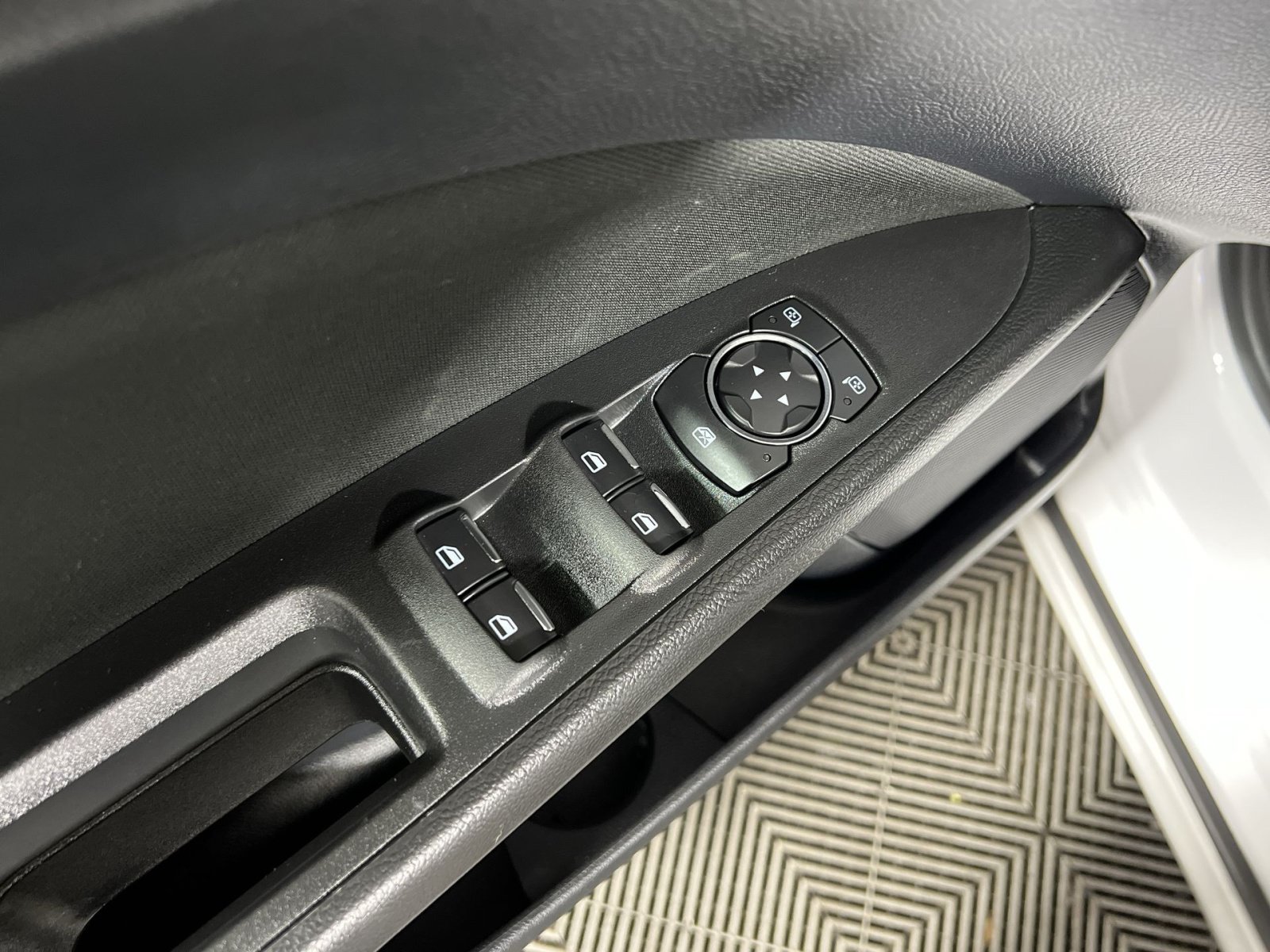 Used 2019 Ford Fusion SE FWD image 13
