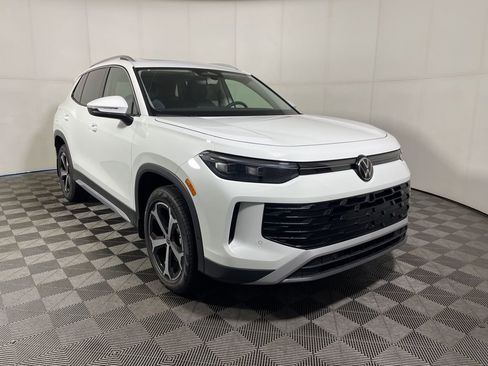 New 2026 Volkswagen Tiguan SE image 2