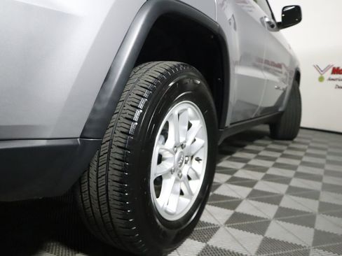 Used 2019 Jeep Grand Cherokee Laredo image 16