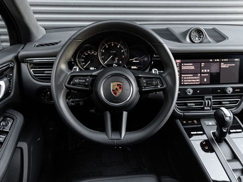 Certified 2025 Porsche Macan image 16