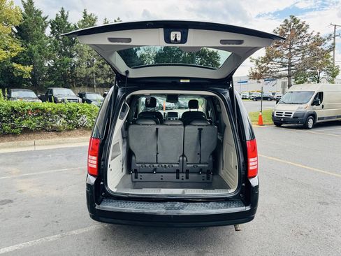 Used 2008 Chrysler Town & Country Touring FWD image 36