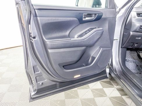 Used 2023 Toyota Highlander XLE image 23
