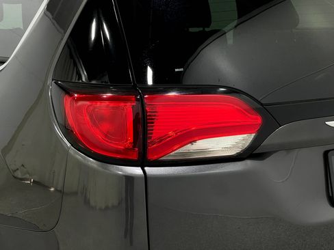 Used 2020 Chrysler Pacifica Limited FWD image 35
