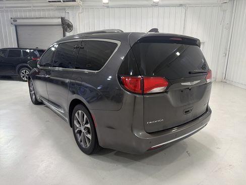 Used 2018 Chrysler Pacifica Limited FWD image 3