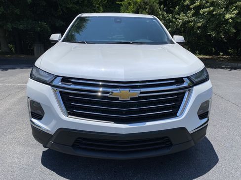 Used 2023 Chevrolet Traverse LT w/ LT Premium Package FWD image 3
