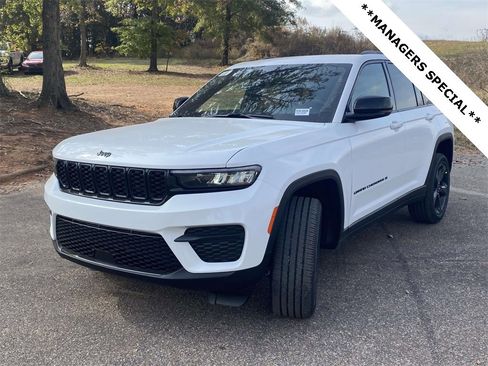 New 2025 Jeep Grand Cherokee Altitude image 3