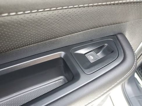 Certified 2025 Volkswagen Atlas Cross Sport SE FWD image 12