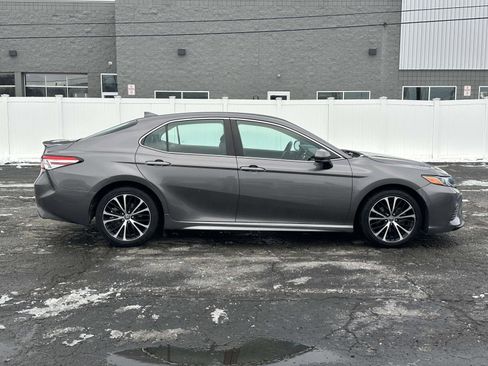 Used 2020 Toyota Camry SE image 2
